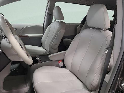 Used 2014 Toyota Sienna XLE w/ Entertainment Package FWD image 21