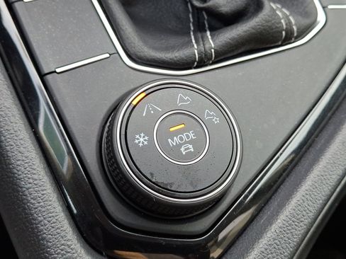 Certified 2024 Volkswagen Taos SE image 29