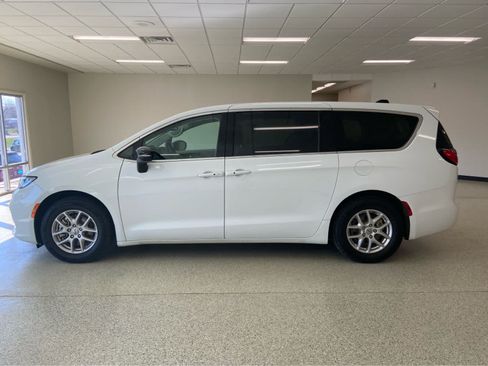 Used 2024 Chrysler Pacifica Touring-L FWD image 12