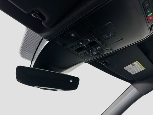 Certified 2023 Volkswagen Tiguan SE R-Line image 18