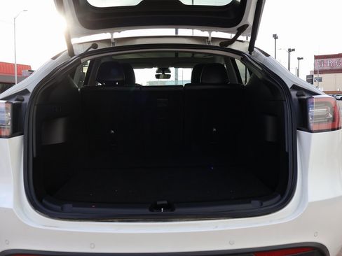 Used 2021 Tesla Model Y Long Range image 17