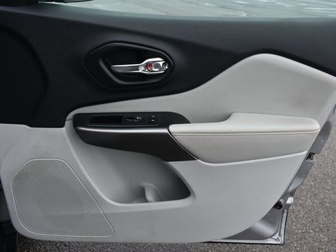 Used 2019 Jeep Cherokee Limited image 44