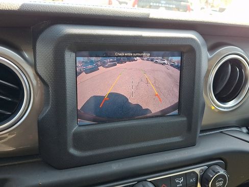 Used 2018 Jeep Wrangler Unlimited Sahara w/ Cold Weather Group AWD/4WD image 20
