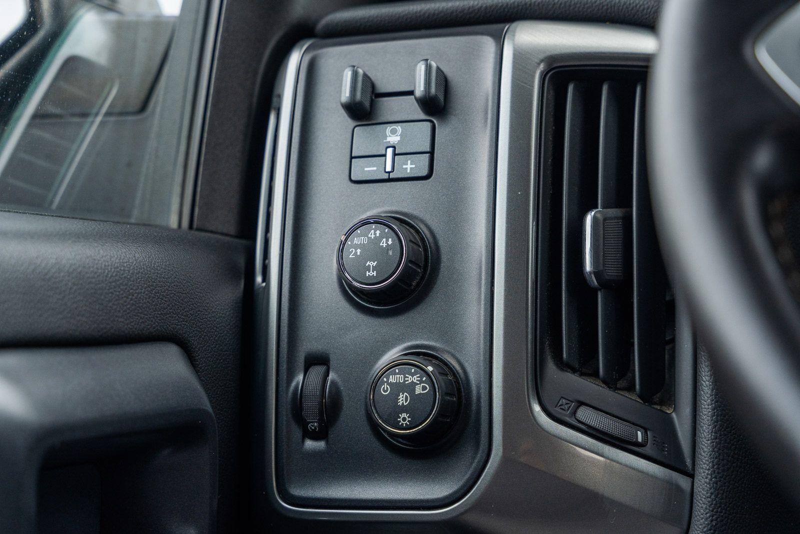 Used 2015 Chevrolet Silverado 1500 LT w/ LT Convenience Package AWD/4WD image 26