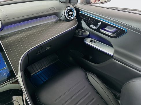 Used 2025 Mercedes-Benz GLC 43 AMG 4MATIC w/ Driver Assistance Package image 19