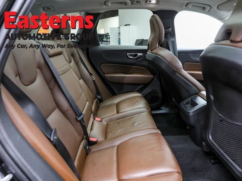 Used 2019 Volvo XC60 T5 Momentum w/ Multimedia Package image 23