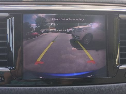 Used 2019 Chrysler Pacifica Touring-L w/ Tire & Wheel Group FWD image 25