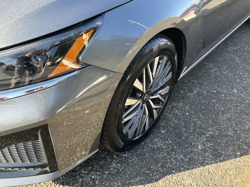 Used 2025 Nissan Altima 2.5 SV FWD image 9