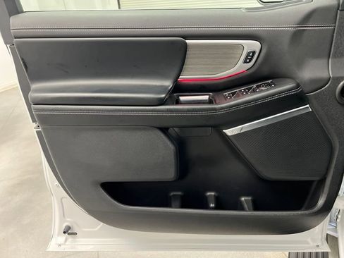 Used 2025 Ford Expedition Platinum image 11