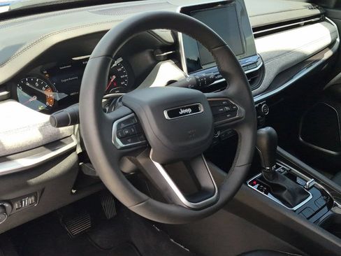 Used 2025 Jeep Compass Latitude AWD/4WD image 10