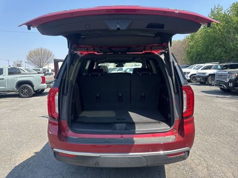 Used 2024 GMC Yukon SLT w/ SLT Premium Package image 16