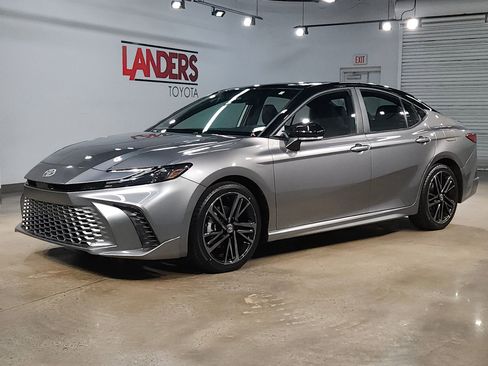 Used 2025 Toyota Camry XSE FWD image 3