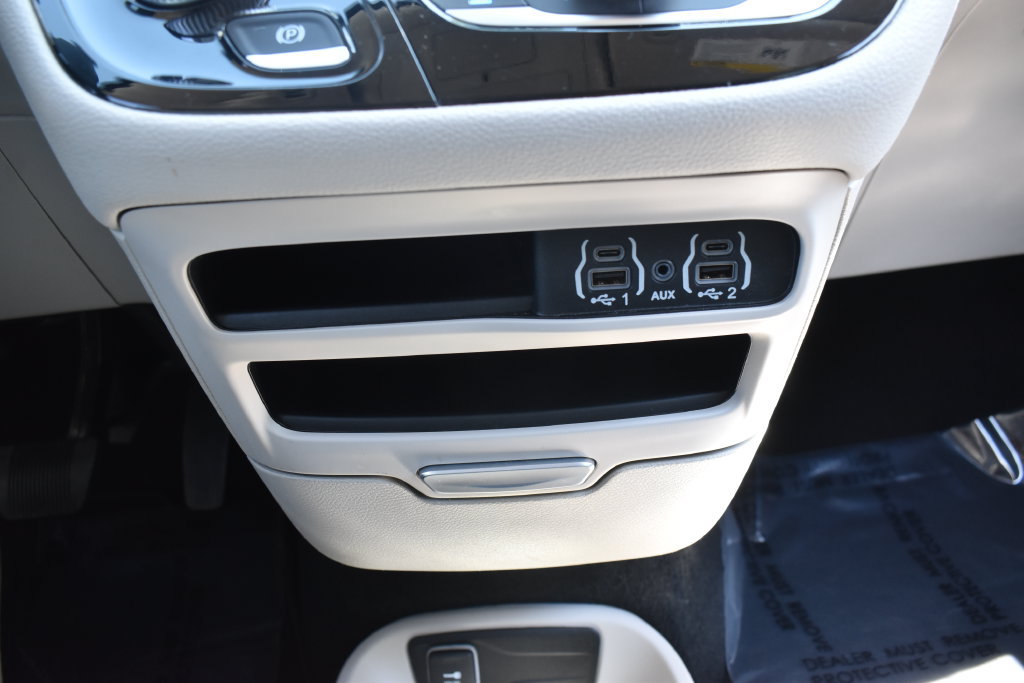 Used 2024 Chrysler Pacifica Limited FWD image 21