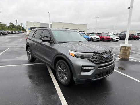 Used 2022 Ford Explorer XLT w/ Equipment Group 202A AWD/4WD image 9