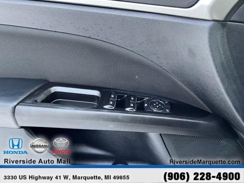 Used 2017 Ford Fusion SE w/ Fusion SE Technology Package image 23