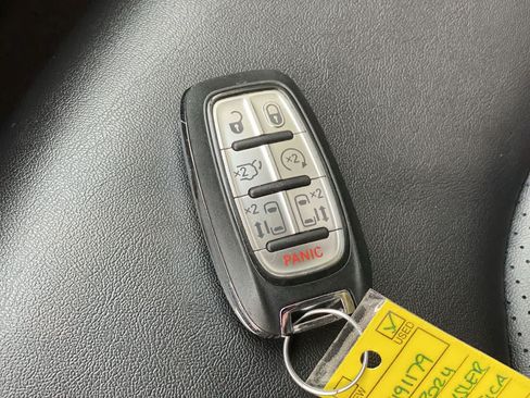 Used 2024 Chrysler Pacifica Touring-L FWD image 28