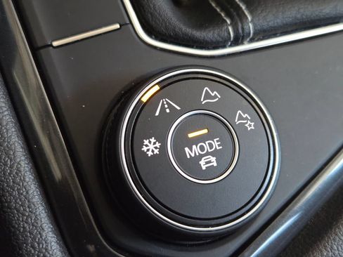 Used 2023 Volkswagen Tiguan SE w/ Panoramic Sunroof Package AWD/4WD image 11