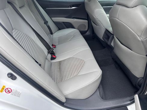 Used 2018 Toyota Camry SE FWD image 19