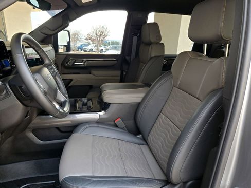 Used 2025 Chevrolet Silverado 2500 ZR2 w/ Technology Package image 24