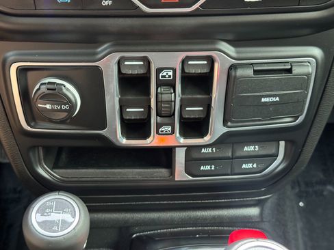 Used 2023 Jeep Wrangler Unlimited Sahara AWD/4WD image 27