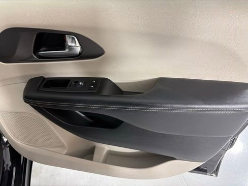 Used 2023 Chrysler Pacifica Touring-L FWD image 14
