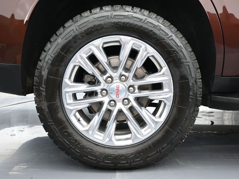 Used 2022 GMC Yukon SLT w/ SLT Premium Package image 17