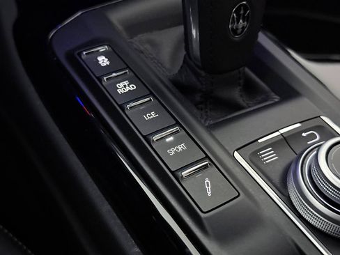 Used 2020 Maserati Levante AWD/4WD image 39