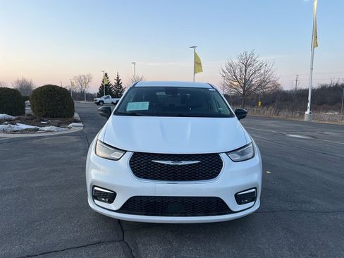 Used 2024 Chrysler Pacifica Touring-L image 2