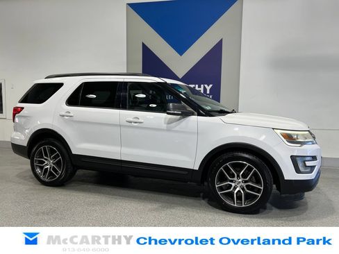 Used 2017 Ford Explorer XLT w/ Equipment Group 202A FWD image 3