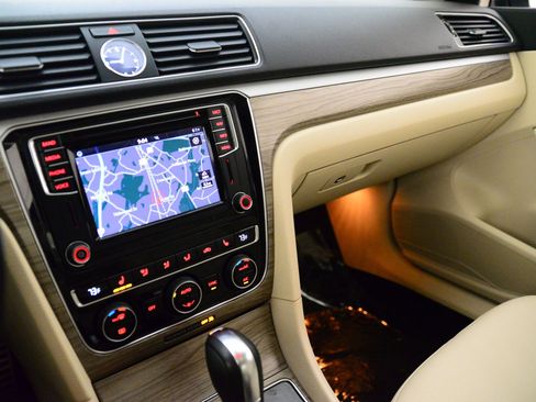 Used 2017 Volkswagen Passat 1.8T SEL Premium image 31