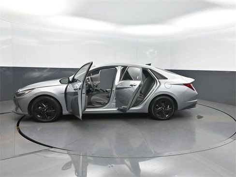 Used 2021 Hyundai Elantra SEL image 39