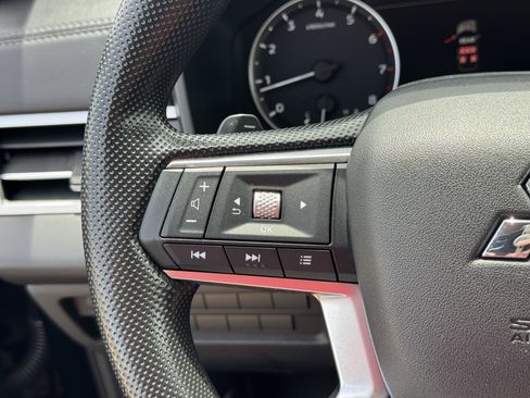 Used 2025 Mitsubishi Outlander ES FWD image 25