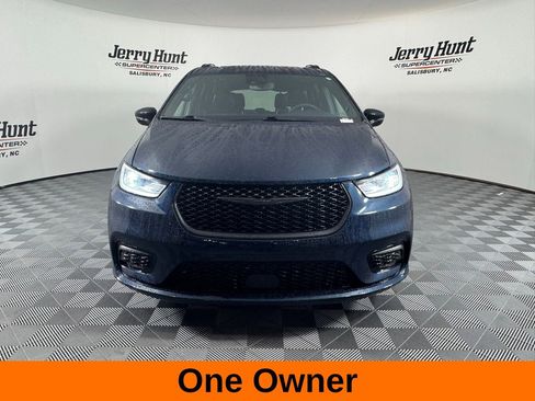 Used 2025 Chrysler Pacifica Limited image 4