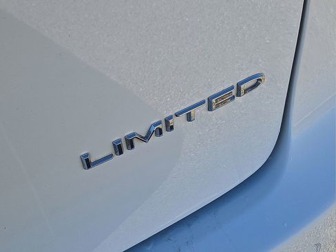 Used 2023 Chrysler Pacifica Limited image 14