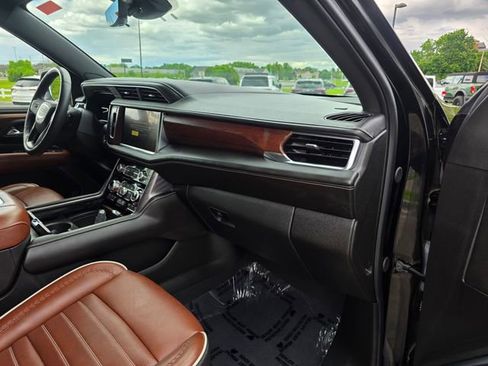 Used 2024 GMC Yukon XL Denali Ultimate AWD/4WD image 10