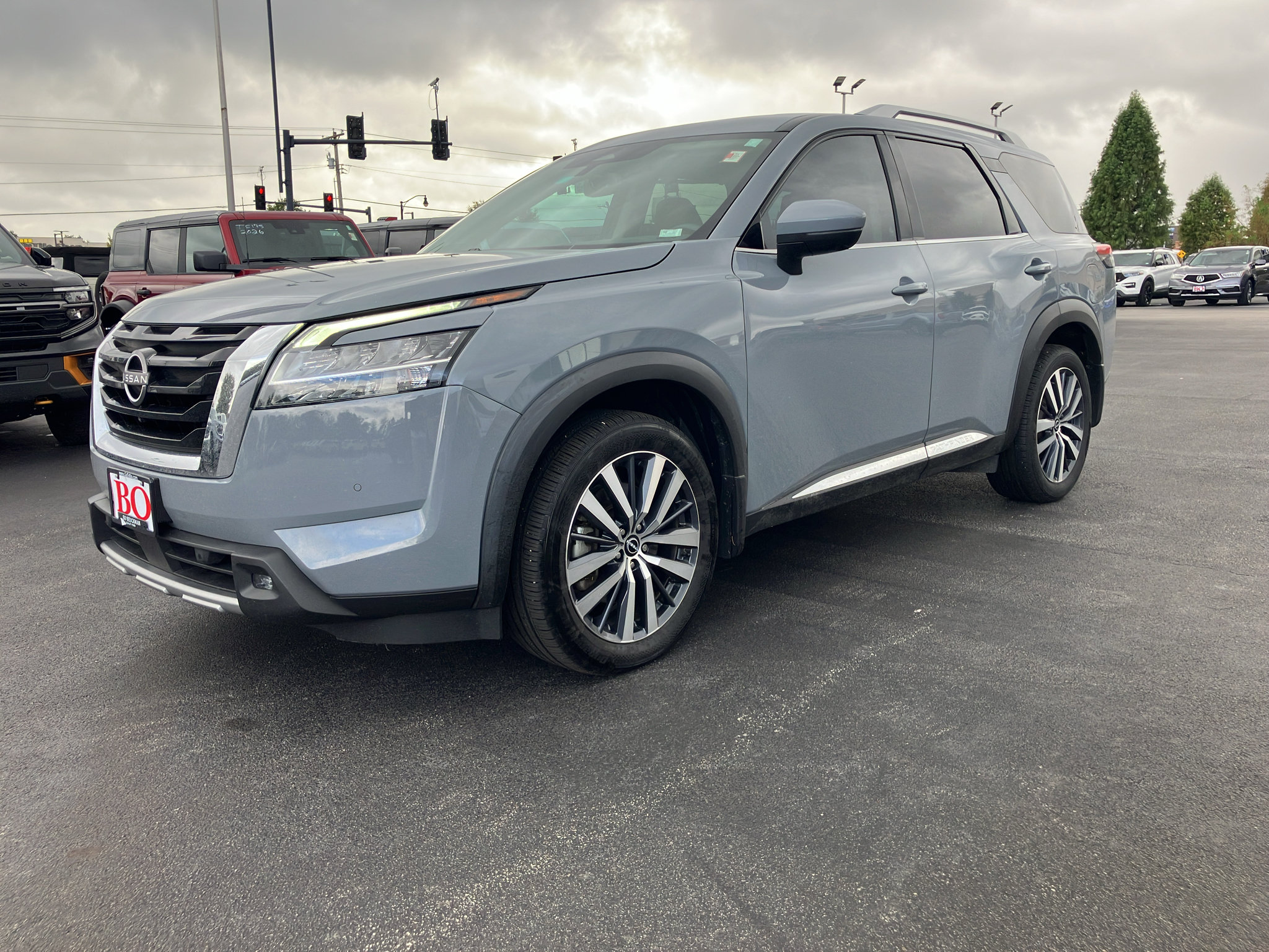 Used 2022 Nissan Pathfinder Platinum w/ Cargo Package AWD/4WD image 2