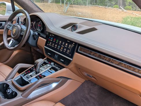 Certified 2023 Porsche Cayenne Turbo w/ Premium Package Plus AWD/4WD image 28