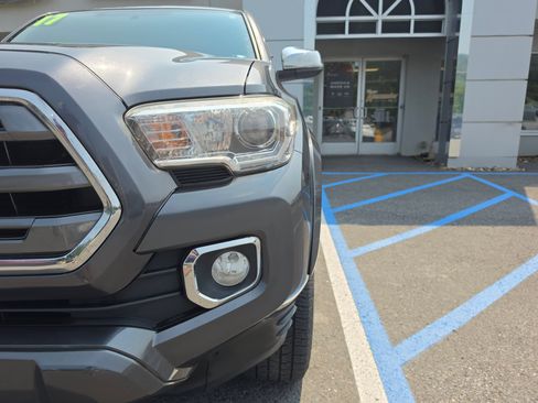 Used 2017 Toyota Tacoma Limited w/ Tow Package AWD/4WD image 10