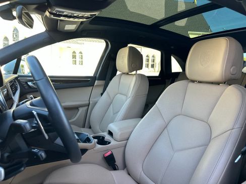 Certified 2025 Porsche Macan image 5