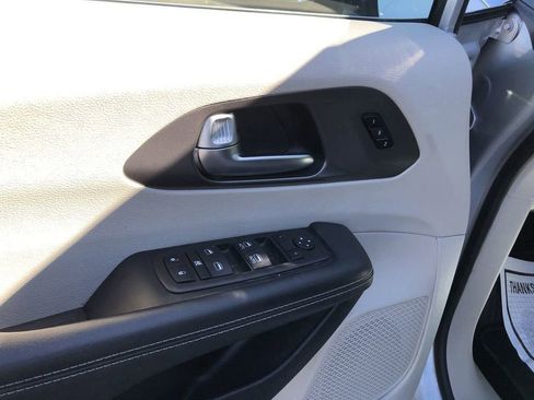 Used 2024 Chrysler Pacifica Touring-L image 13