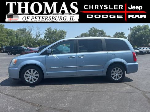 Used 2013 Chrysler Town & Country Touring FWD image 4