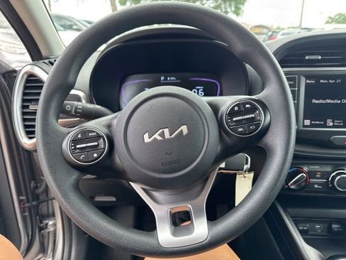 Used 2025 Kia Soul LX w/ LX Technology Package FWD image 29