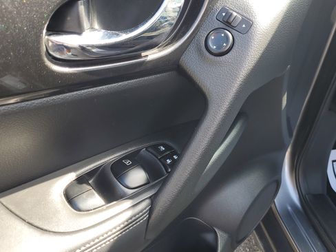 Used 2019 Nissan Rogue SV image 19