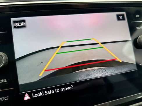 Used 2022 Volkswagen Tiguan SE image 15