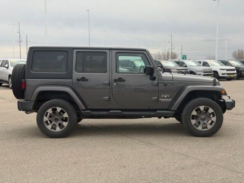 Used 2017 Jeep Wrangler Unlimited Sahara w/ Connectivity Group AWD/4WD image 5