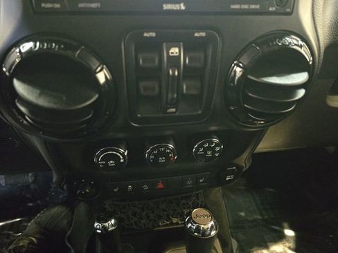Used 2014 Jeep Wrangler Unlimited Sahara image 32