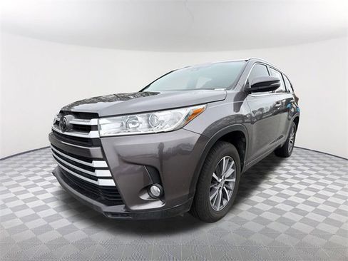 Used 2018 Toyota Highlander XLE image 1