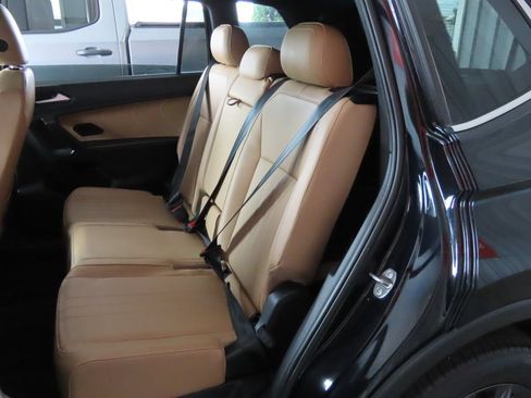 Used 2023 Volkswagen Tiguan SE w/ Panoramic Sunroof Package FWD image 25