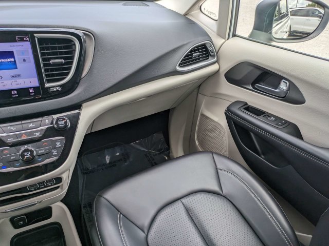 Used 2023 Chrysler Pacifica Touring-L FWD image 18