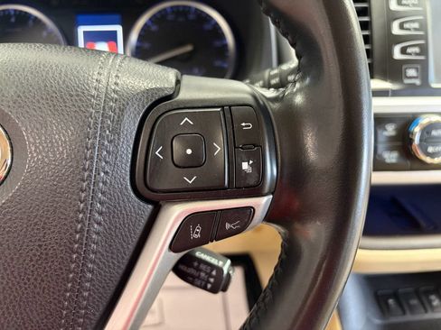 Used 2018 Toyota Highlander Limited AWD/4WD image 16